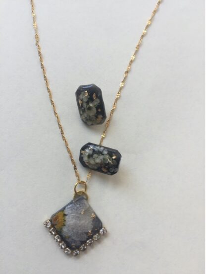 Mixed pendant with stones view